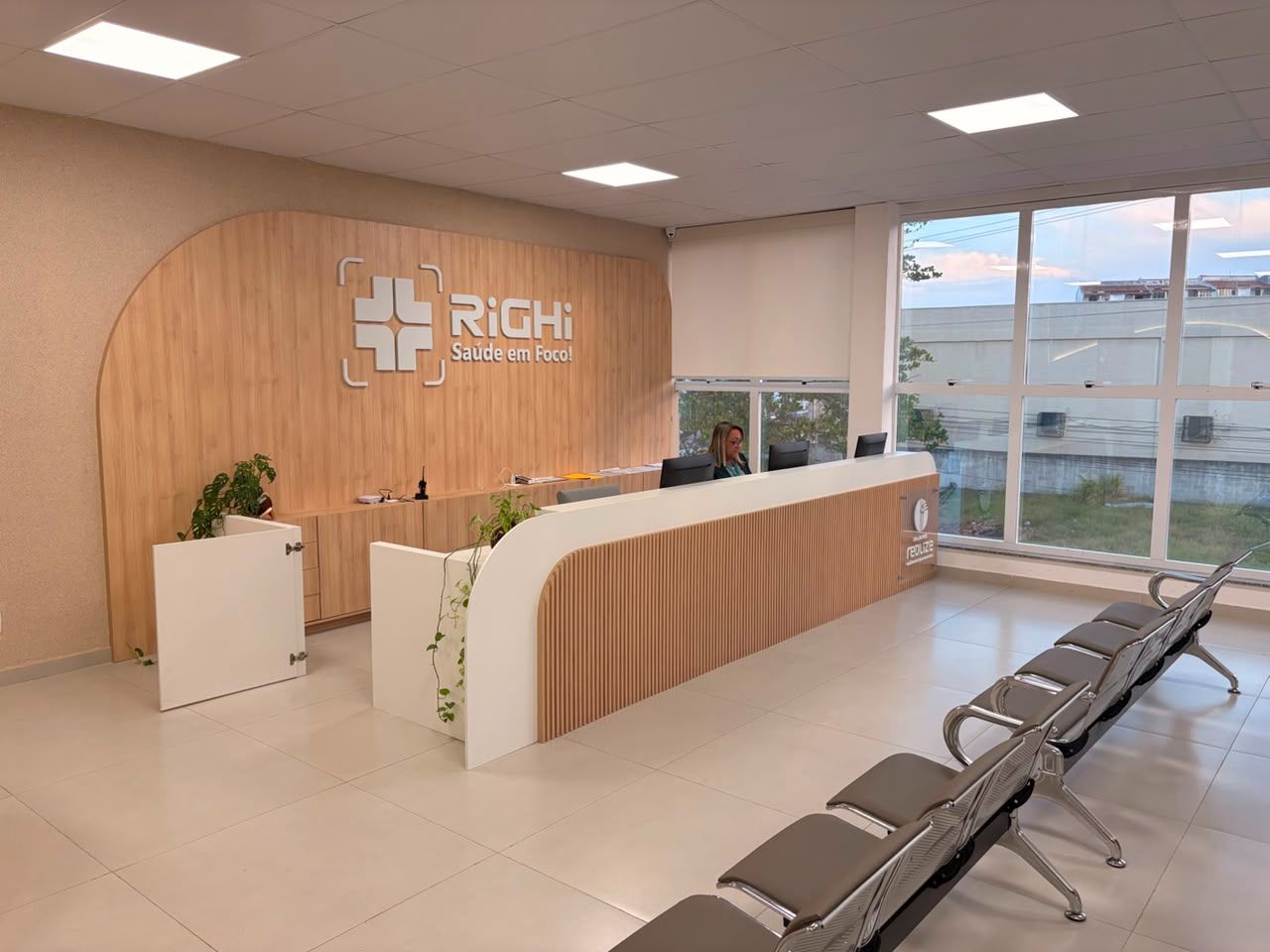 Recepção da Clínica RiGHi — ambiente moderno e acolhedor para pacientes